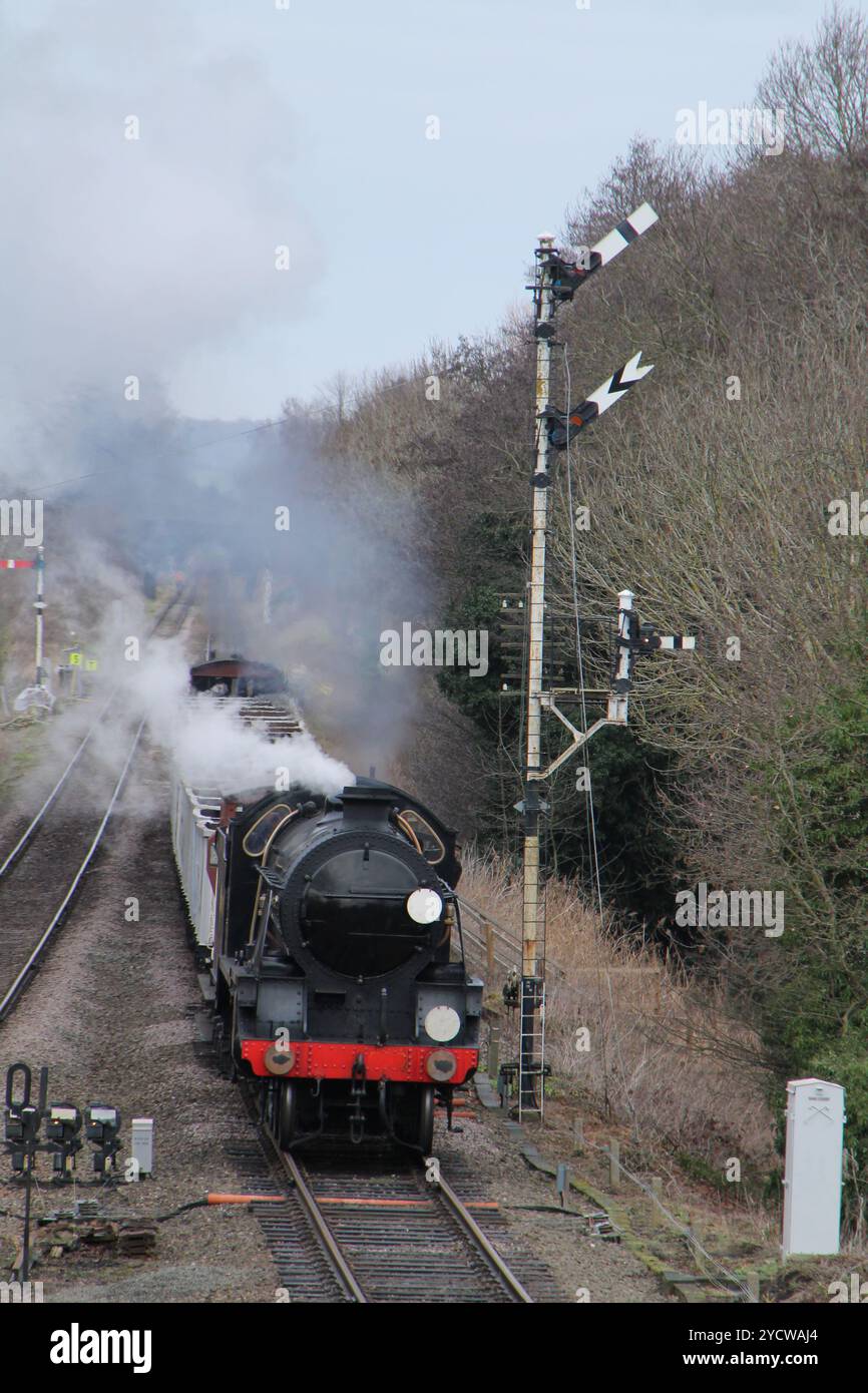 Eine Vintage-Dampflok und ein Zug offener Wagen. Stockfoto