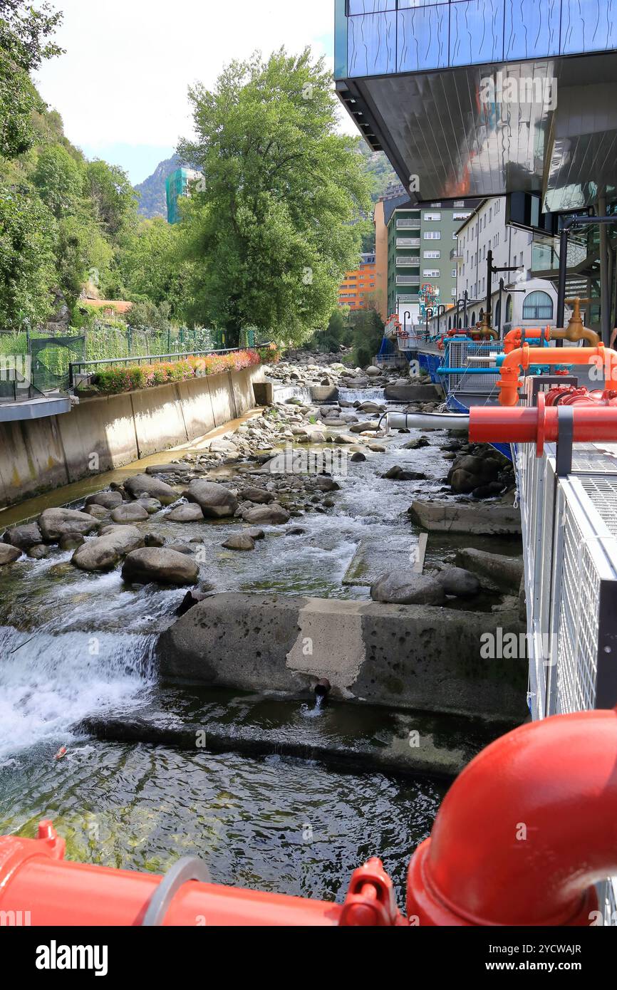 Les Escaldes - Engordany in Andorra - August 31 2024: Das Projekt Caldes Art mit Rohren und Wasserhähnen am Fluss Valira Stockfoto