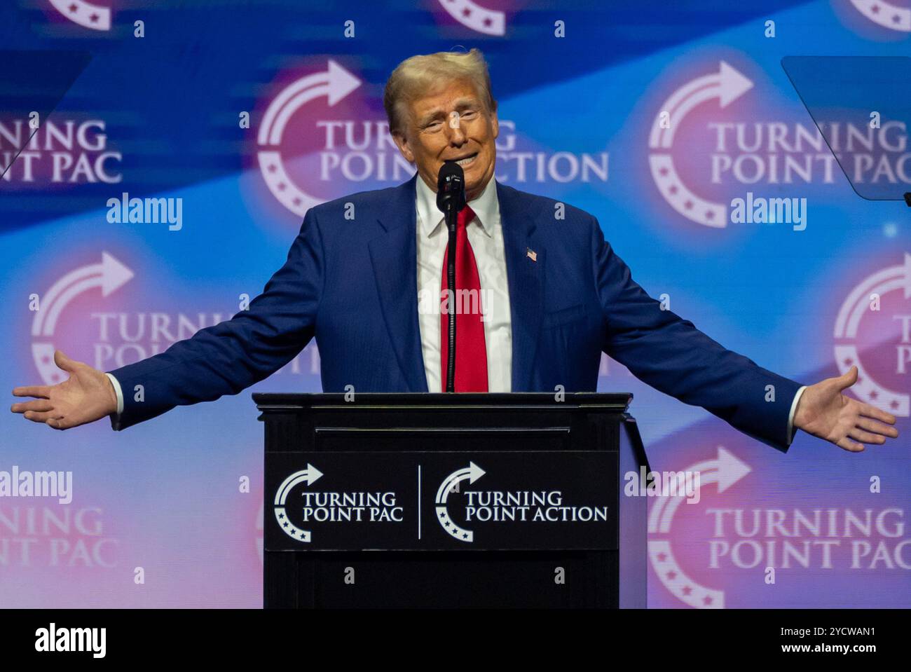 Duluth, Usa. Oktober 2024. Der ehemalige Präsident Donald Trump spricht bei einer Kundgebung in Duluth, Georgia. Wendepunkt Action veranstaltet die Kundgebung zur Unterstützung des ehemaligen Präsidenten Donald Trump, während die Kampagne in die letzten zwei Wochen eintritt. (Foto: Jen Golbeck/SOPA Images/SIPA USA) Credit: SIPA USA/Alamy Live News Stockfoto