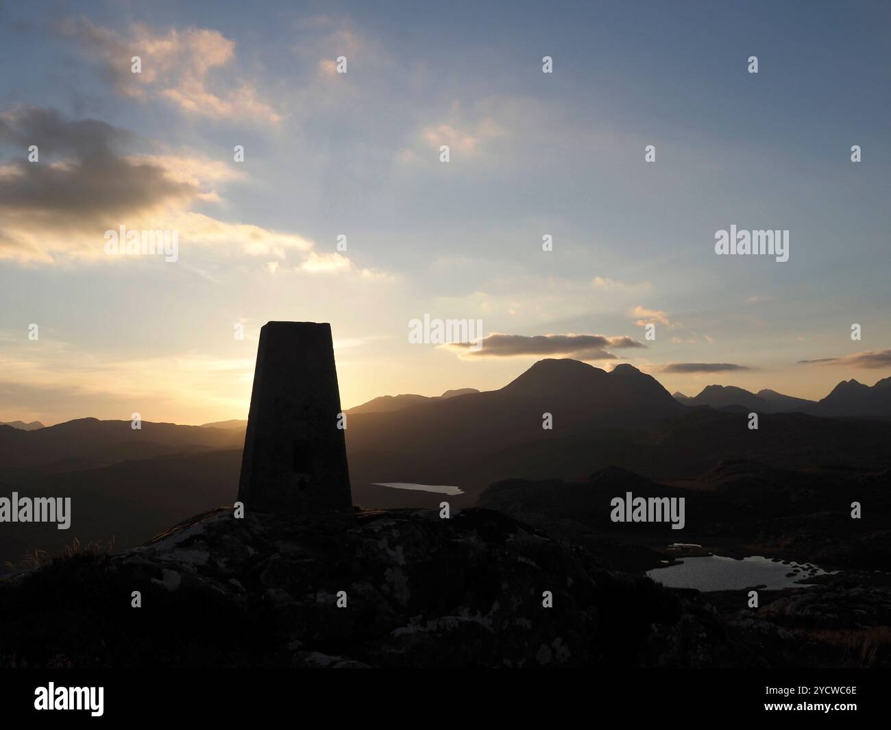 Trig Point at Morning on Sithean Mor bei Shieldaig, Gairloch, Schottland Stockfoto