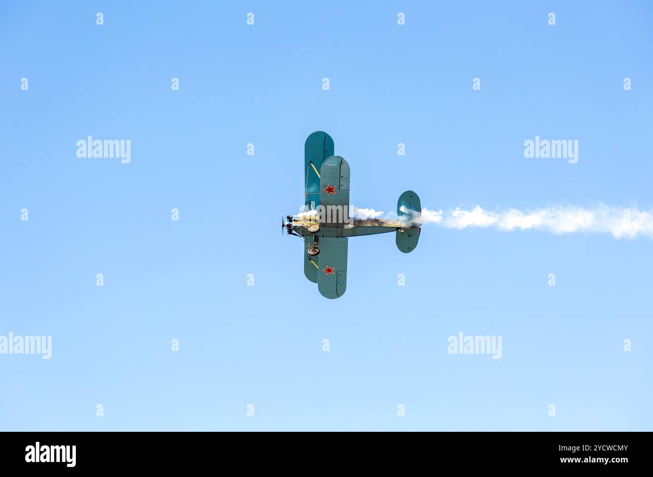 Russisches Retro-Flugzeug Polikarpov Po-2 am blauen Himmel Stockfoto