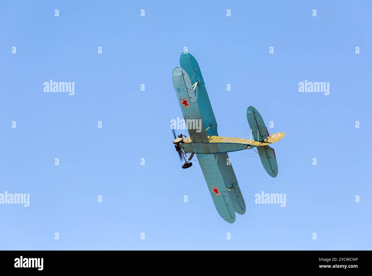 Russisches Retro-Flugzeug Polikarpov Po-2 am blauen Himmel Stockfoto