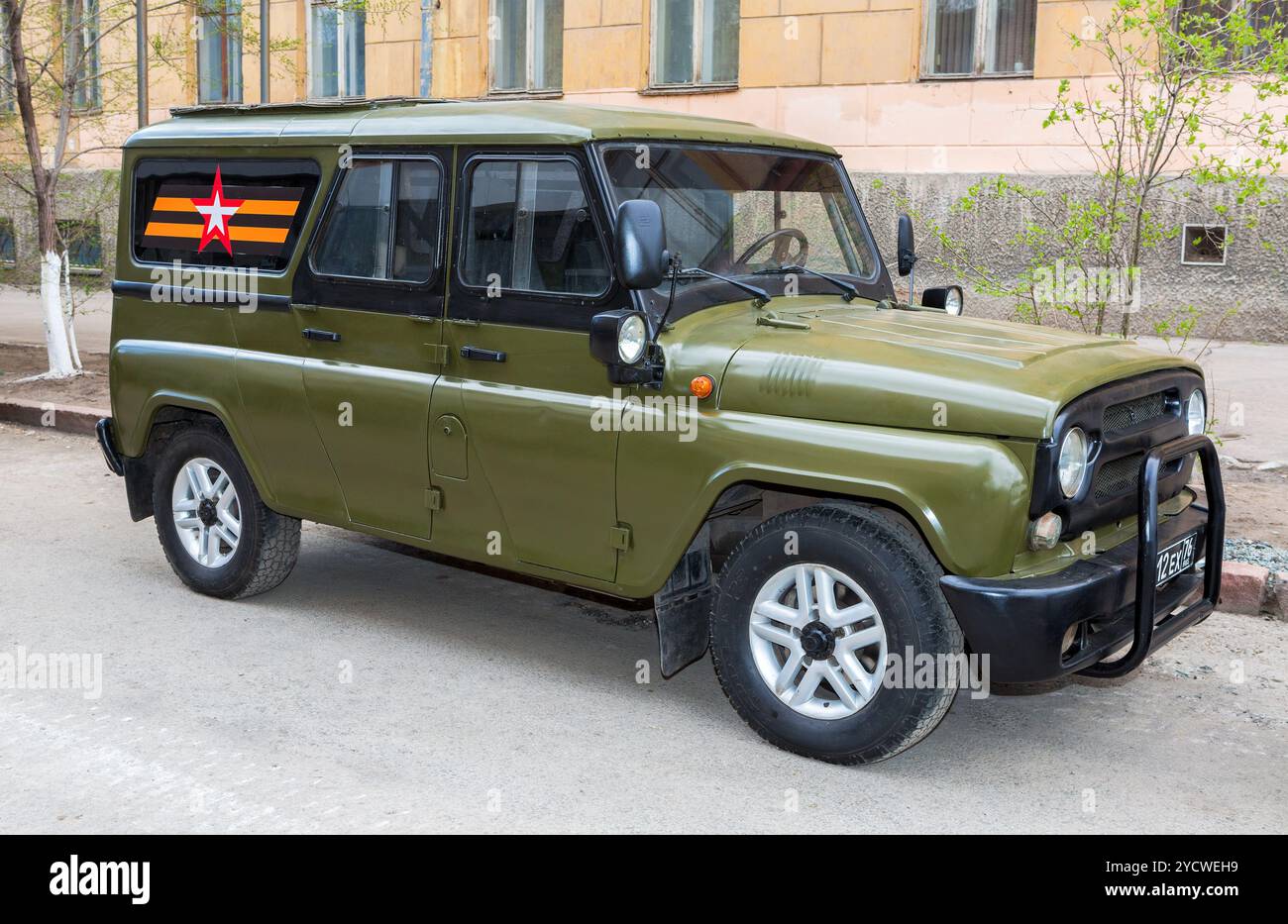 russisches Sonderfahrzeug UAZ-3152 Husar parkt an der Stadtstraße Stockfoto