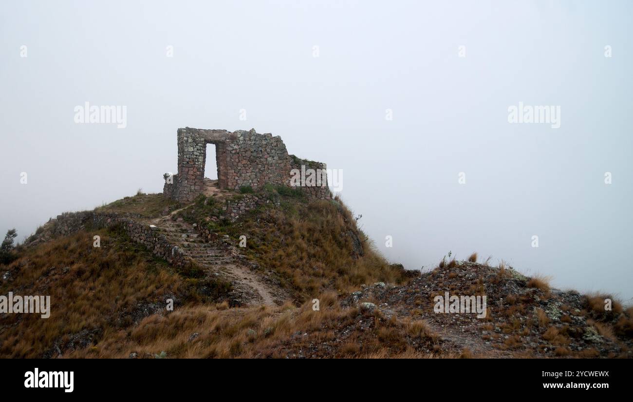 Sonnentor in den Anden Peru, Steinbruchweg, nebelige Berge, archäologische Stätte, antike Ruinen Stockfoto