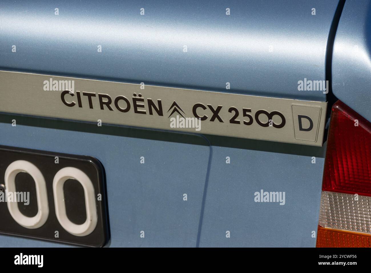 Nahaufnahme des citroen cx 2500 d-Logos, das die Modellbezeichnung und den Motortyp des ikonischen französischen Fahrzeugs hervorhebt Stockfoto