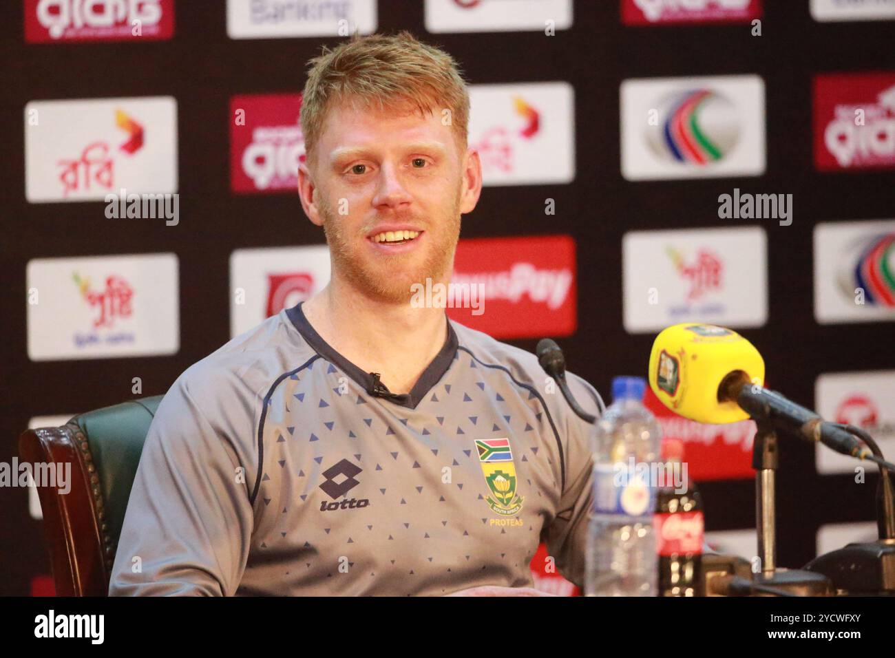 Kyle Verreynne nimmt an der Pressekonferenz nach dem zweiten Testtag in Bangladesch und Südafrika im Sher-e-Bangla National Cricket Stadium in Teil Stockfoto