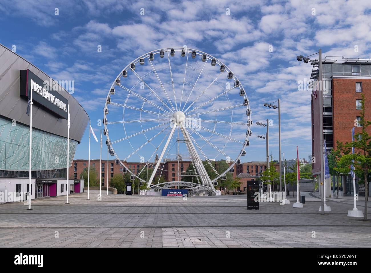 England, Lancashire, Liverpool, The Wheel of Liverpool mit dem Royal Albert Dock im Hintergrund und der M&S Bank Arena auf der linken Seite. Stockfoto