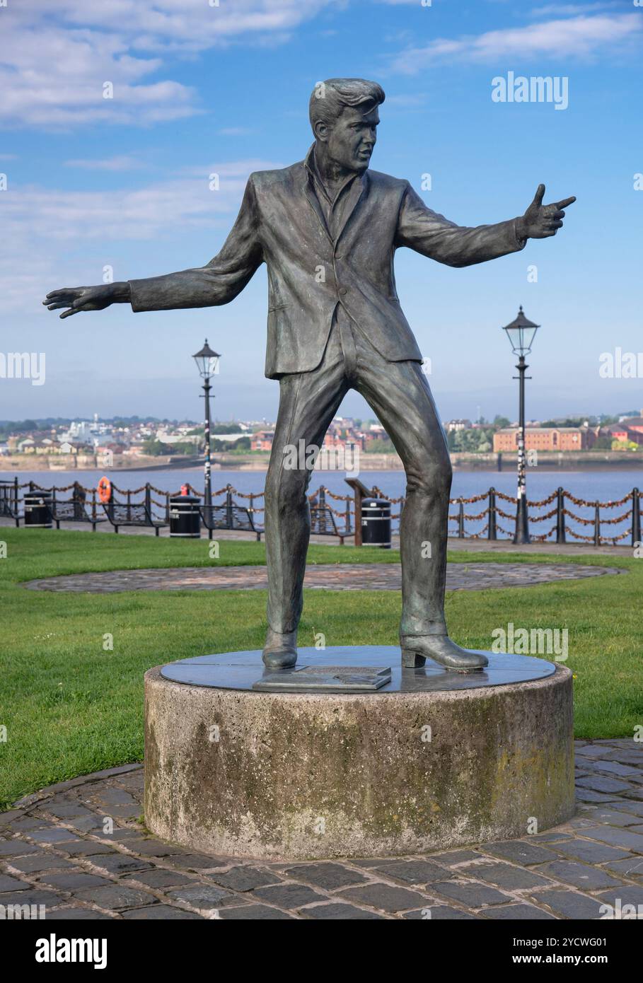 England, Lancashire, Liverpool, Royal Albert Dock, Statue des Rock-and-Roll-Künstlers Billy Fury aus den 1960er Jahren, Auftragswerk des Sound of Fury Fan Clubs nach sechs Jahren Spendensammlung und Spenden von Fans und Werk des Liverpool Bildhauers Tom Murphy im Jahr 2003. Stockfoto