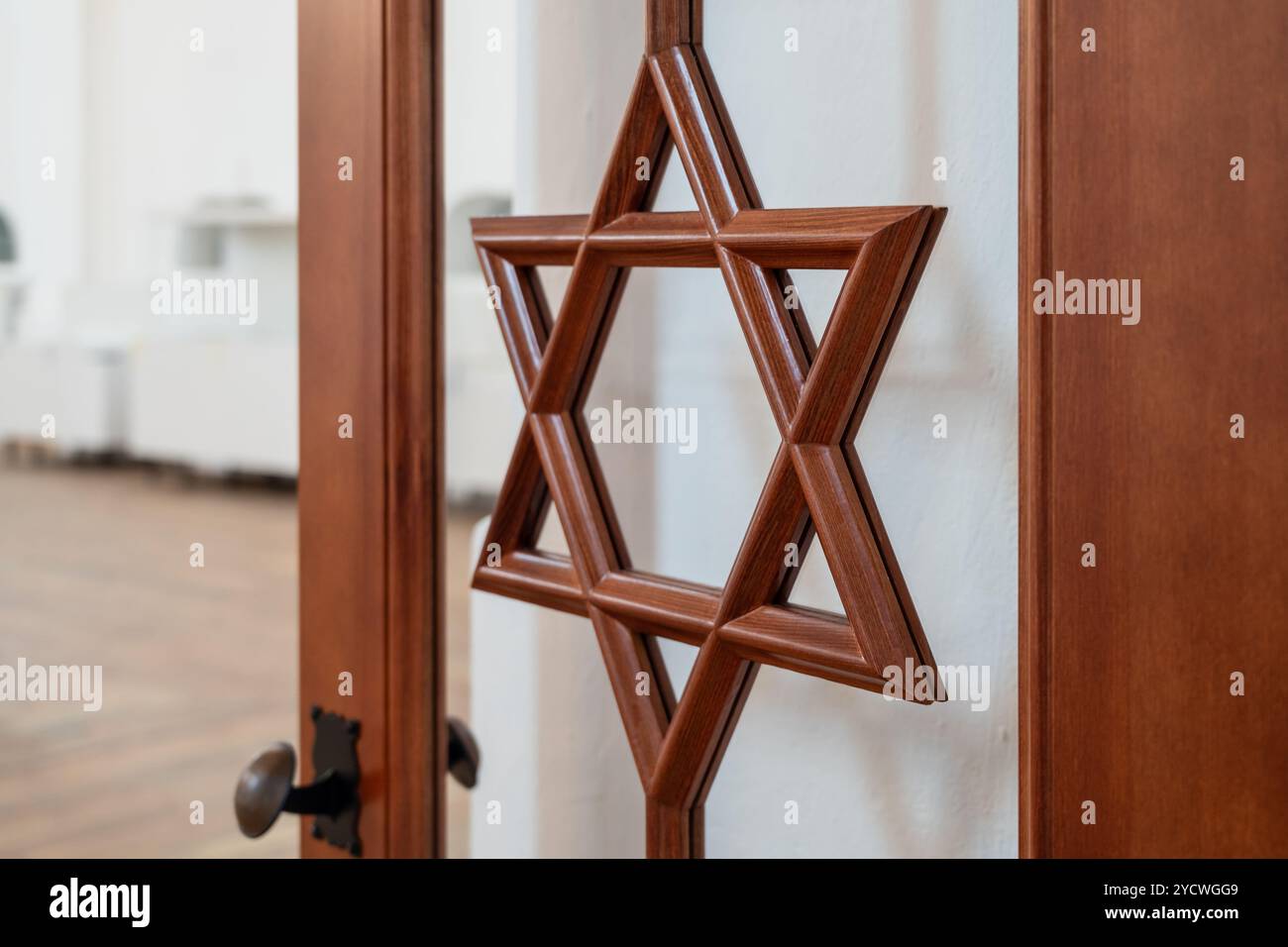 Jüdisches Davidstern-Symbol an der Tür, die zu einer Synagoge in Wlodawa, Polen führt Stockfoto