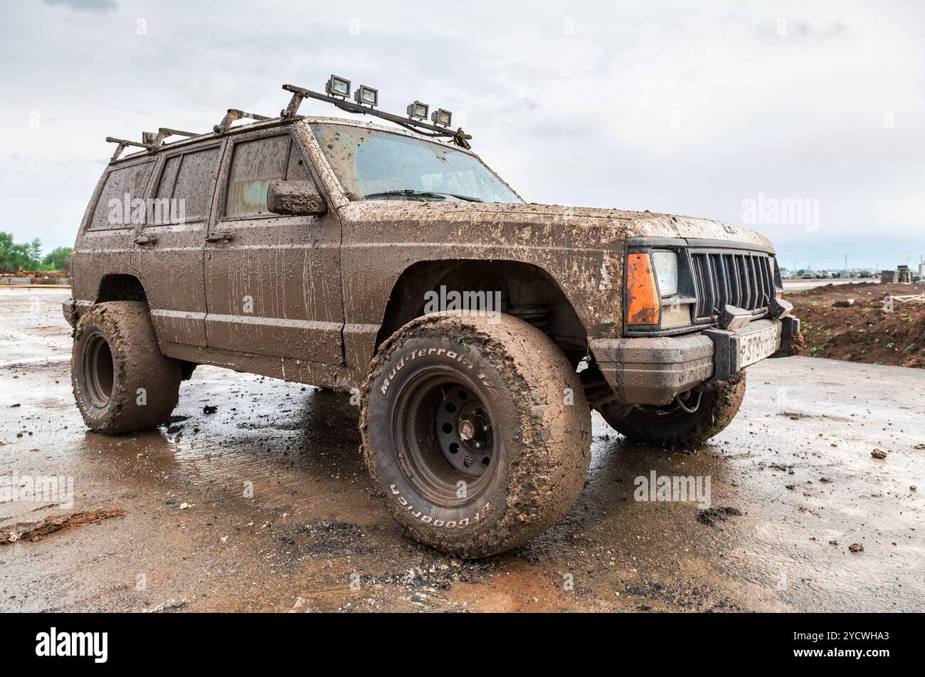 Off-Road-Fahrzeug nach einer Fahrt im Regen auf extrem dreckig Landstraße Stockfoto