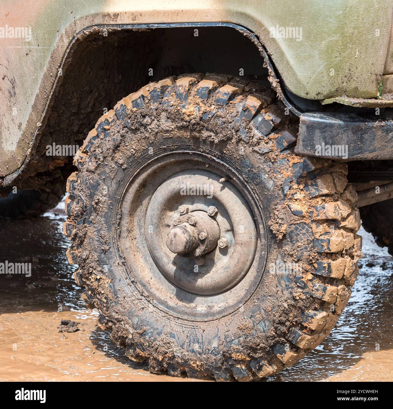 Schmutzige Rad eines Off-Road-Autos nach einer Fahrt im Regen Stockfoto