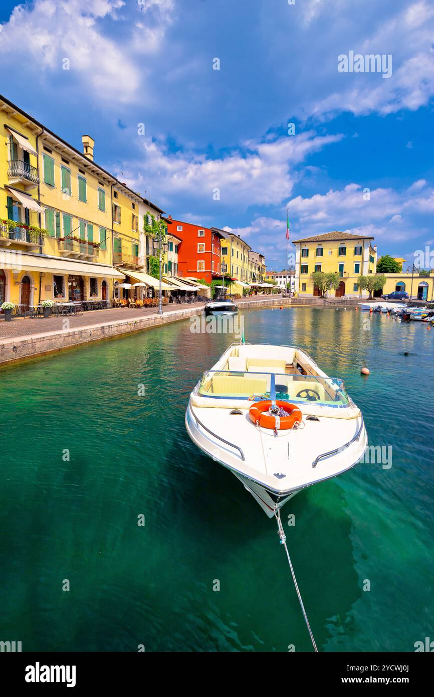 Lazise bunten Hafen und Boote anzeigen Stockfoto