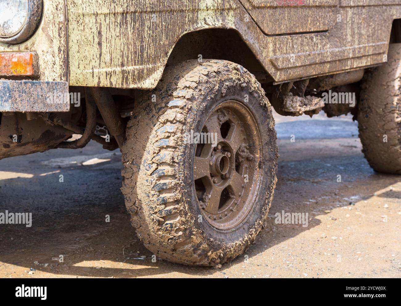 Schmutzige Rad eines Off-Road-Autos nach einer Fahrt im Regen Stockfoto