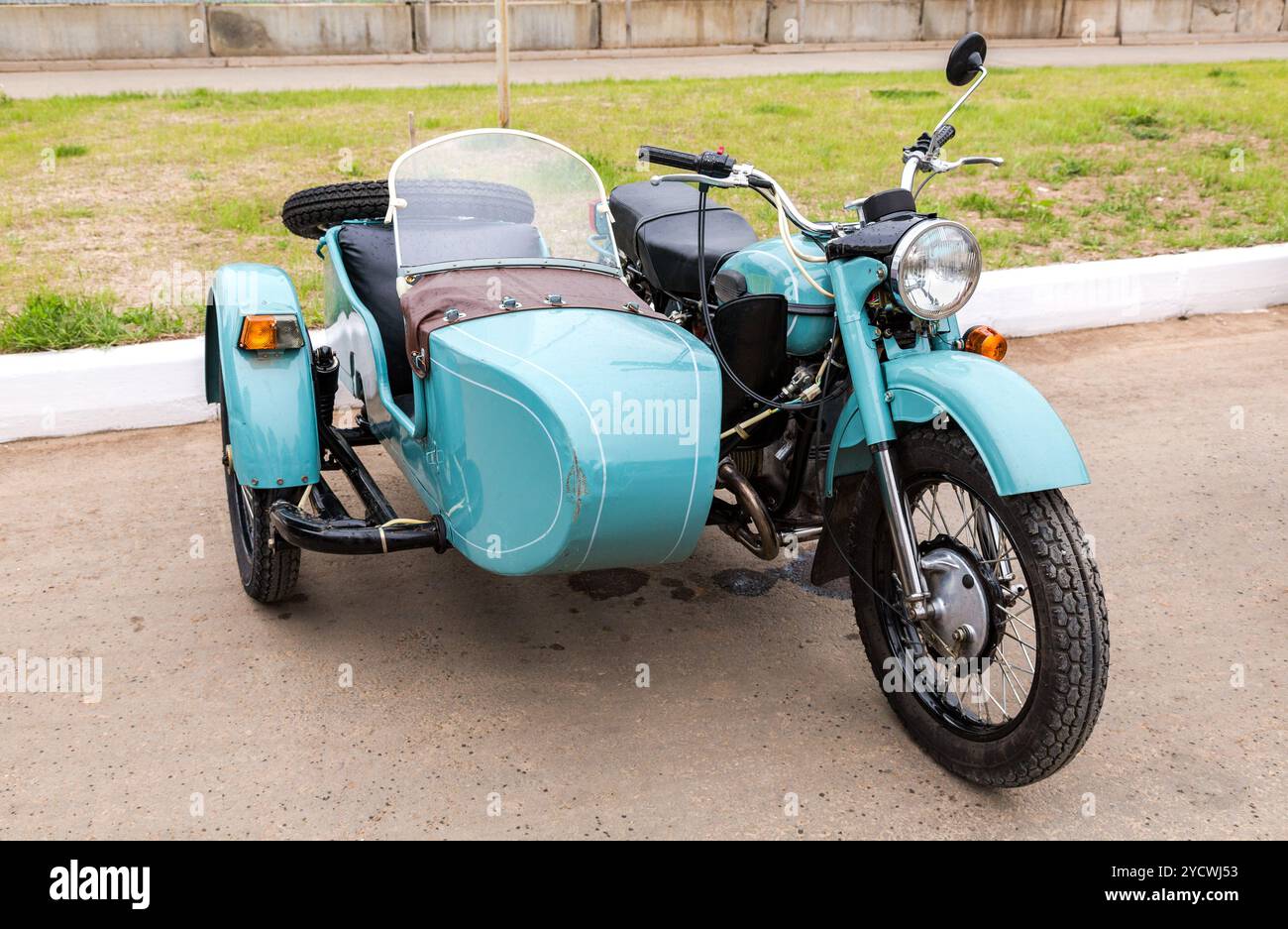 Ural-Motorrad parkte am Sommertag an der Stadtstraße Stockfoto