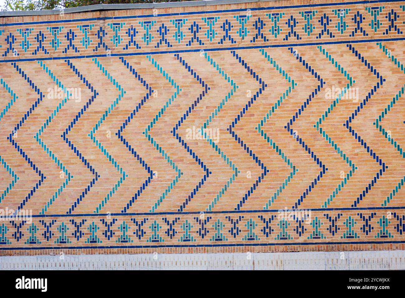 Wand mit blauem Fliesenmuster Stockfoto