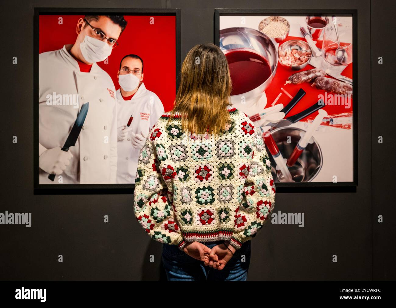 Scottish Portrait Gallery, Edinburgh, Schottland, UK, 24. Oktober2024, neue Ausstellung: National Galeries of Scotland feiert 40 Jahre Schottlands Fotosammlung mit Kunstwerken aus Schottlands nationaler Fotosammlung, die von den 1840er Jahren bis heute stammen und Werke von großen Fotografen zeigen. Foto: John Beagles und Graham Ramsay Fotos Sanguis Gratia Artis (Black Pudding Self-Portrait) Credit: Sally Anderson/Alamy Live News Stockfoto