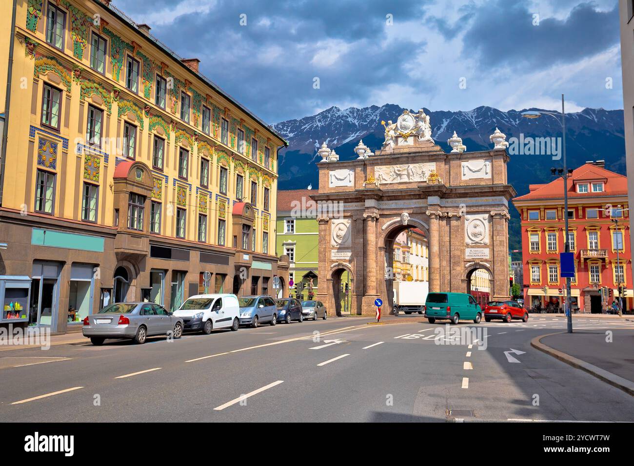 Triumphbogen und Maria Theresia street view in Innsbruck. Stockfoto