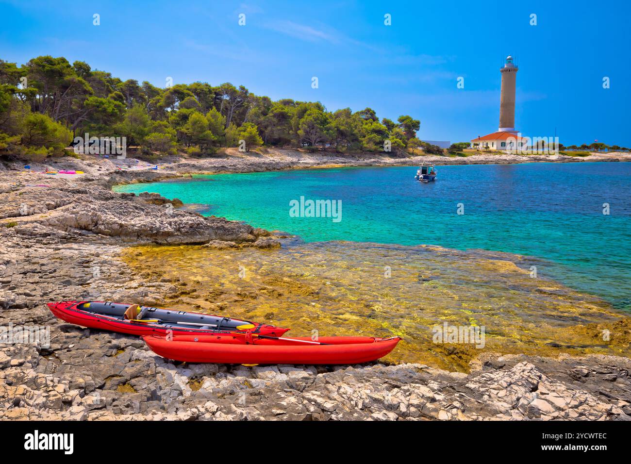 Leuchtturm Veli Rat und Türkis Strandblick, Insel Dugi Otok, Dalmatien, Kroatien Stockfoto