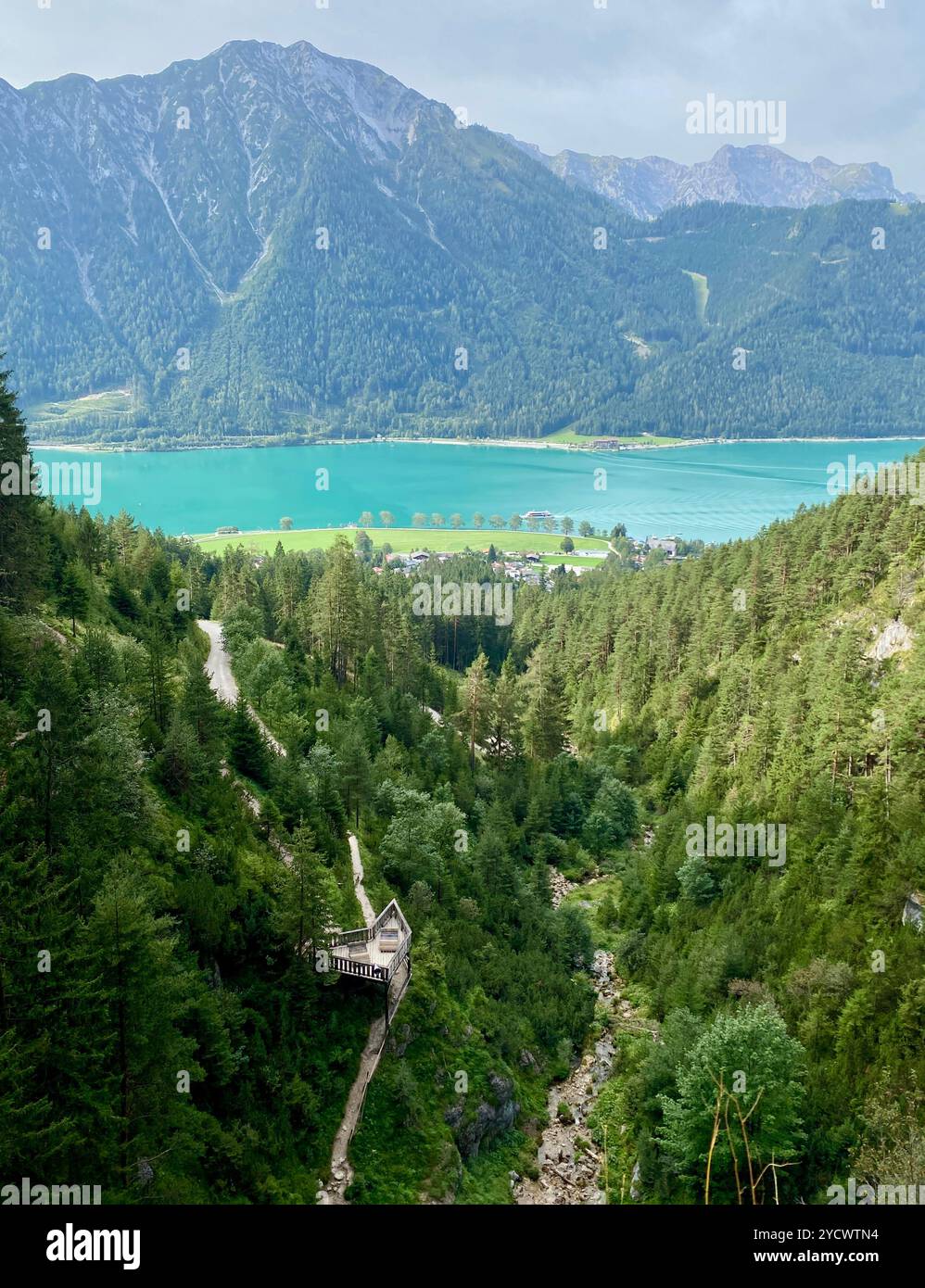 Malerischer Achensee vom Dalfazer Wasserfall über Ferrata, Österreich Stockfoto