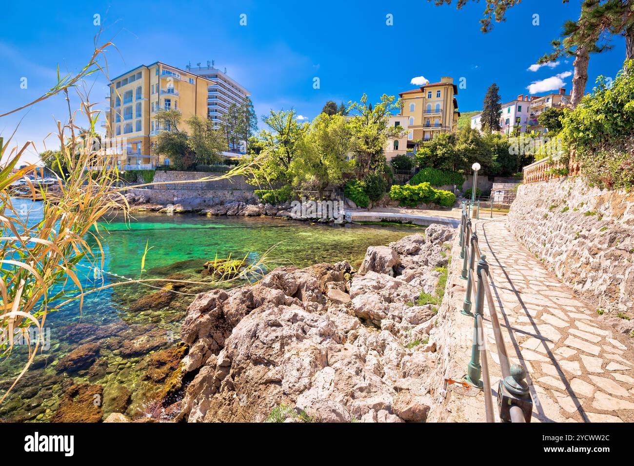 Felsstrand und Lungomare Promenade in Opatija. Stockfoto
