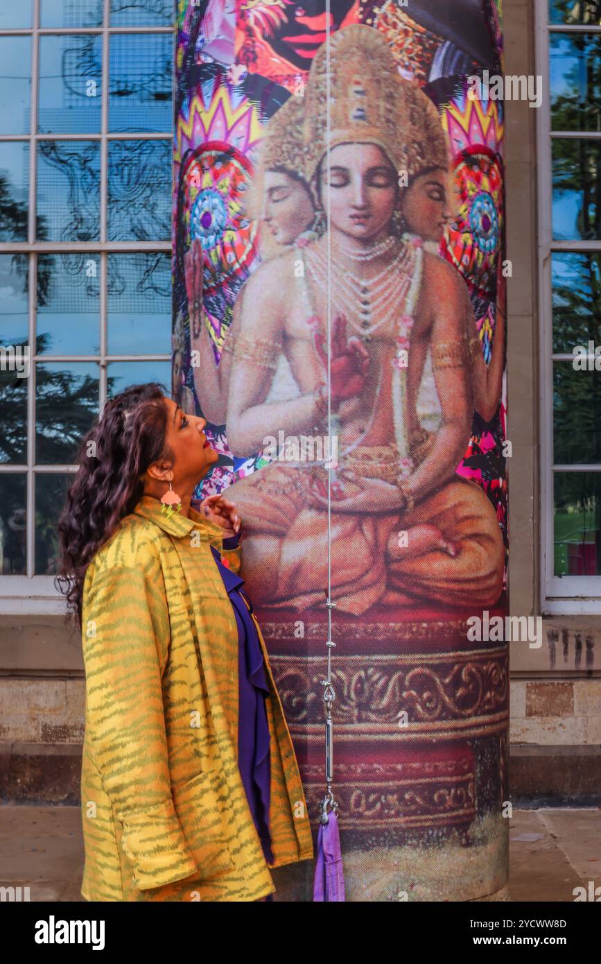 compton Verney, Warwickshire, Großbritannien. Oktober 2024. Eine große neue Einzelausstellung von Chila Kumari Singh Burman , einer der berühmtesten und aufregendsten Künstler, die heute im Vereinigten Königreich arbeiten . (Bild) die Ausstellung zeigt neu Auftragsarbeiten, darunter ein Neon und eine Reihe von Arbeiten auf Papier, und wird eine breite Palette von Themen untersuchen, von Hindu Punjabi Identitäten über feministisches Denken, Bollywood-Idole, die Mischung von Populärkultur und hoher Kunst und Arbeitererfahrungen 26. Oktober 2024 - 1. März 2025.Paul Quezada-Neiman/Alamy Live News Credit: Paul Quezada-Neiman/Alamy Live News Stockfoto