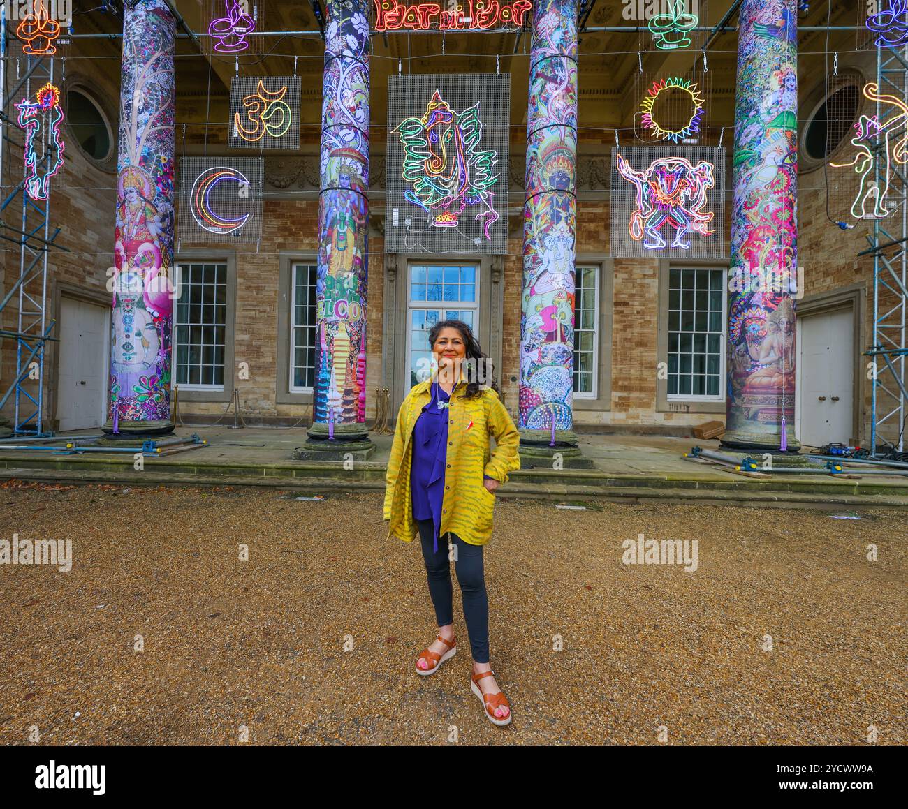 compton Verney, Warwickshire, Großbritannien. Oktober 2024. Eine große neue Einzelausstellung von Chila Kumari Singh Burman , einer der berühmtesten und aufregendsten Künstler, die heute im Vereinigten Königreich arbeiten . (Bild) die Ausstellung zeigt neu Auftragsarbeiten, darunter ein Neon und eine Reihe von Arbeiten auf Papier, und wird eine breite Palette von Themen untersuchen, von Hindu Punjabi Identitäten über feministisches Denken, Bollywood-Idole, die Mischung von Populärkultur und hoher Kunst und Arbeitererfahrungen 26. Oktober 2024 - 1. März 2025.Paul Quezada-Neiman/Alamy Live News Credit: Paul Quezada-Neiman/Alamy Live News Stockfoto compton Verney, Warwickshire, Großbritannien. Oktober 2024. Eine große neue Einzelausstellung von Chila Kumari Singh Burman , einer der berühmtesten und aufregendsten Künstler, die heute im Vereinigten Königreich arbeiten . (Bild) die Ausstellung zeigt neu Auftragsarbeiten, darunter ein Neon und eine Reihe von Arbeiten auf Papier, und wird eine breite Palette von Themen untersuchen, von Hindu Punjabi Identitäten über feministisches Denken, Bollywood-Idole, die Mischung von Populärkultur und hoher Kunst und Arbeitererfahrungen 26. Oktober 2024 - 1. März 2025.Paul Quezada-Neiman/Alamy Live News Credit: Paul Quezada-Neiman/Alamy Live News Stockfoto