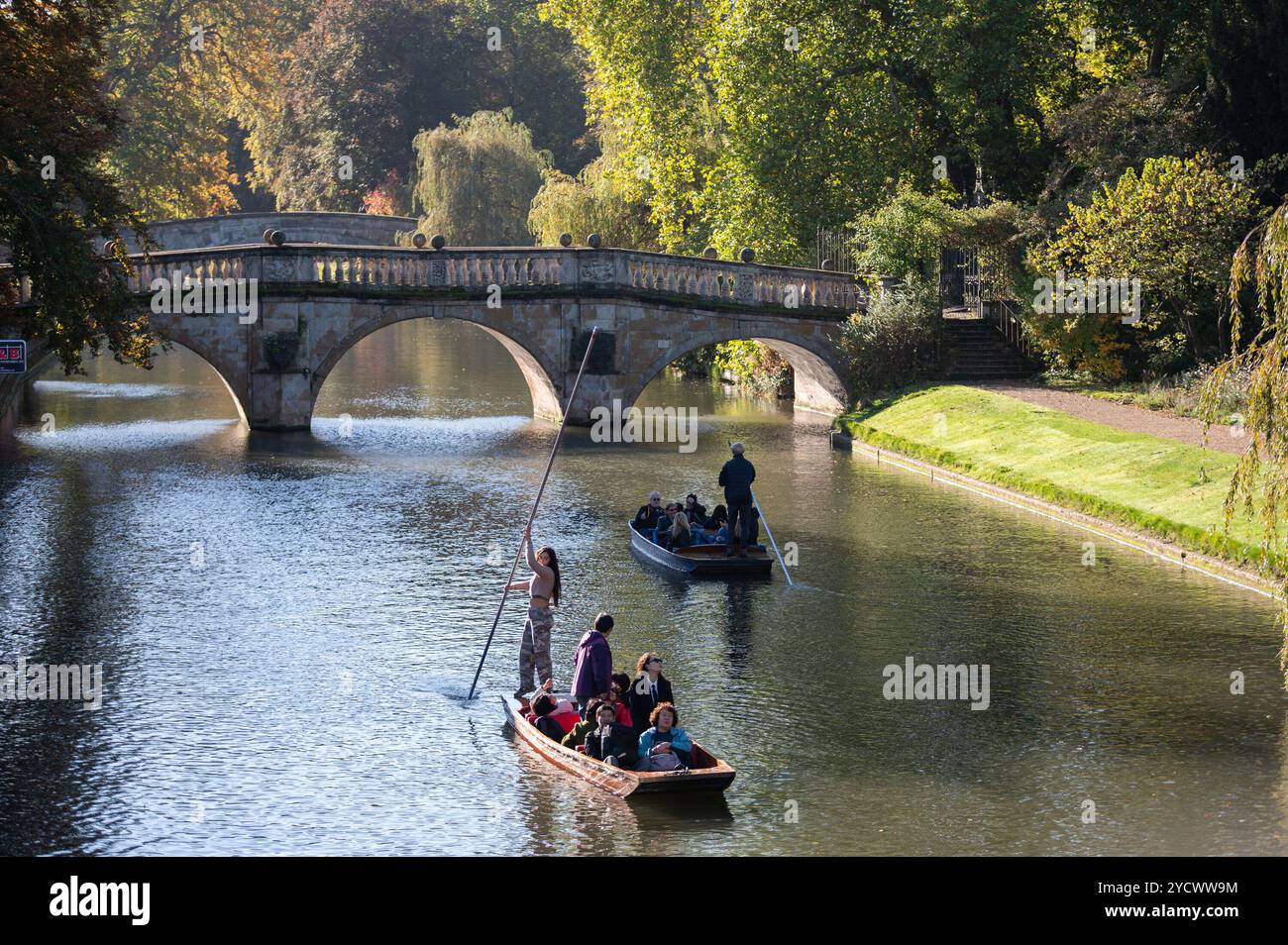 Cambridge, Großbritannien. Oktober 2024. Mitglieder der Öffentlichkeit genießen die Morgensonne, während sie auf dem Fluss Cam in Cambridge fahren. Das Met Office prognostiziert einen trockenen und meist sonnigen Tag mit milden Temperaturen und gelegentlichen stürmischen Winden im Osten Englands. Quelle: David Tramontan / Alamy Live News Stockfoto