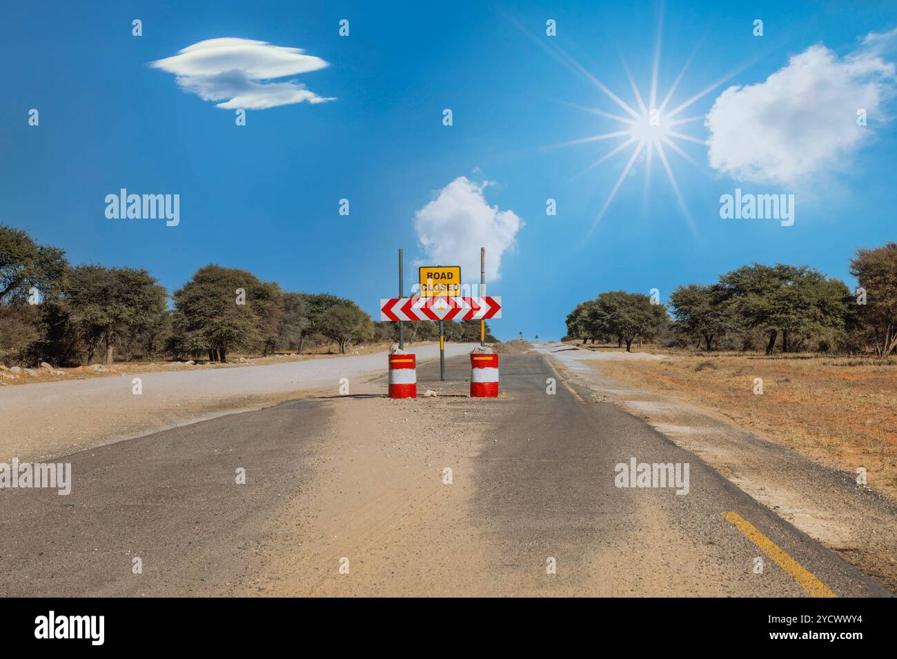 Schilder Straße gesperrt auf einer geteerten Straße, gesperrt für den Verkehr Stockfoto