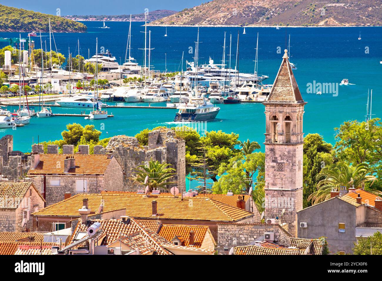 Trogir Sehenswürdigkeiten und das türkisfarbene Meer Aussicht Stockfoto