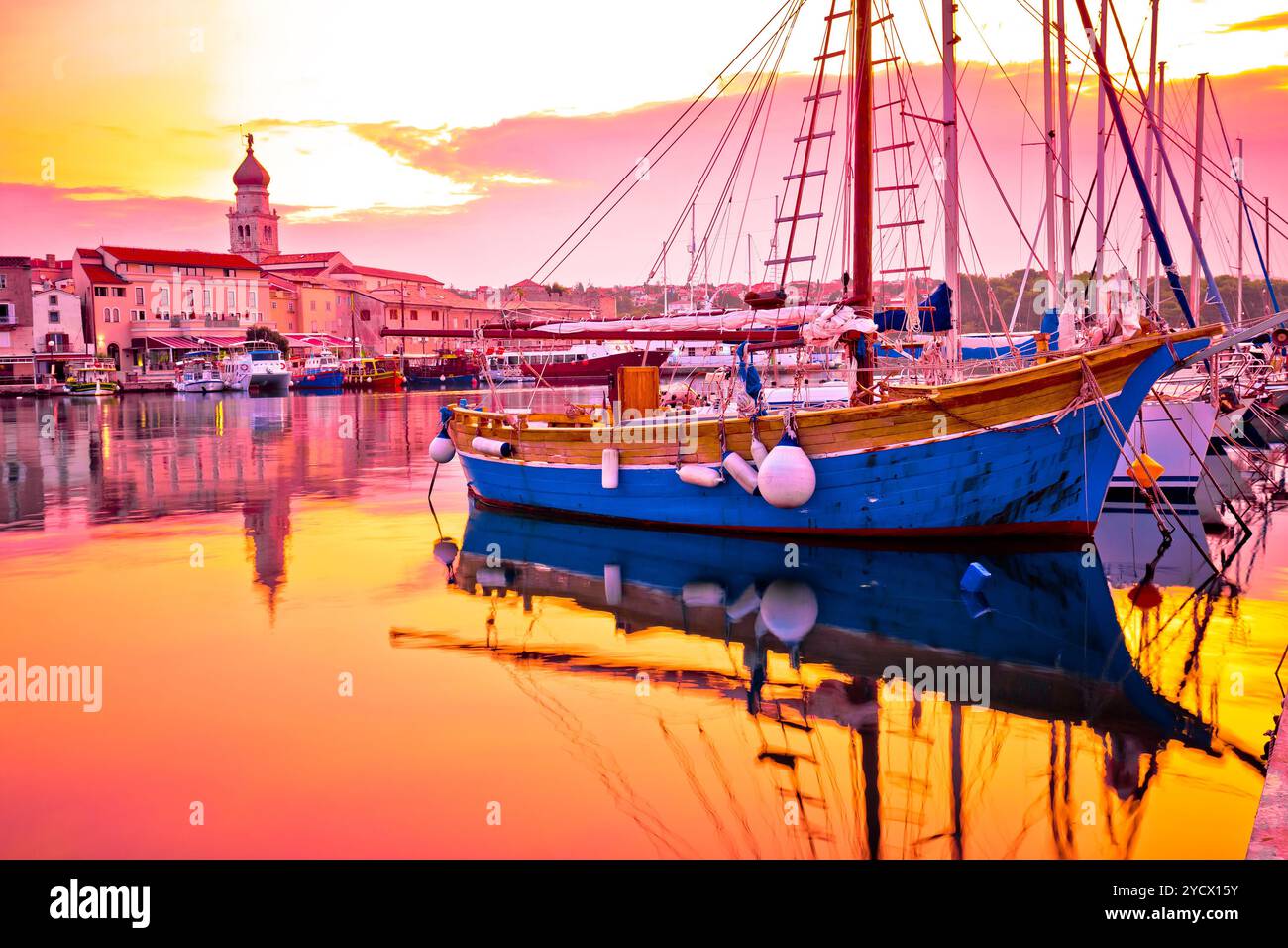 Historische Insel Stadt Krk Golden Dawn mit Blick aufs Wasser Stockfoto