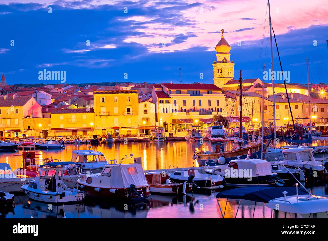 Historische Insel Stadt Krk dawn Waterfront anzeigen Stockfoto