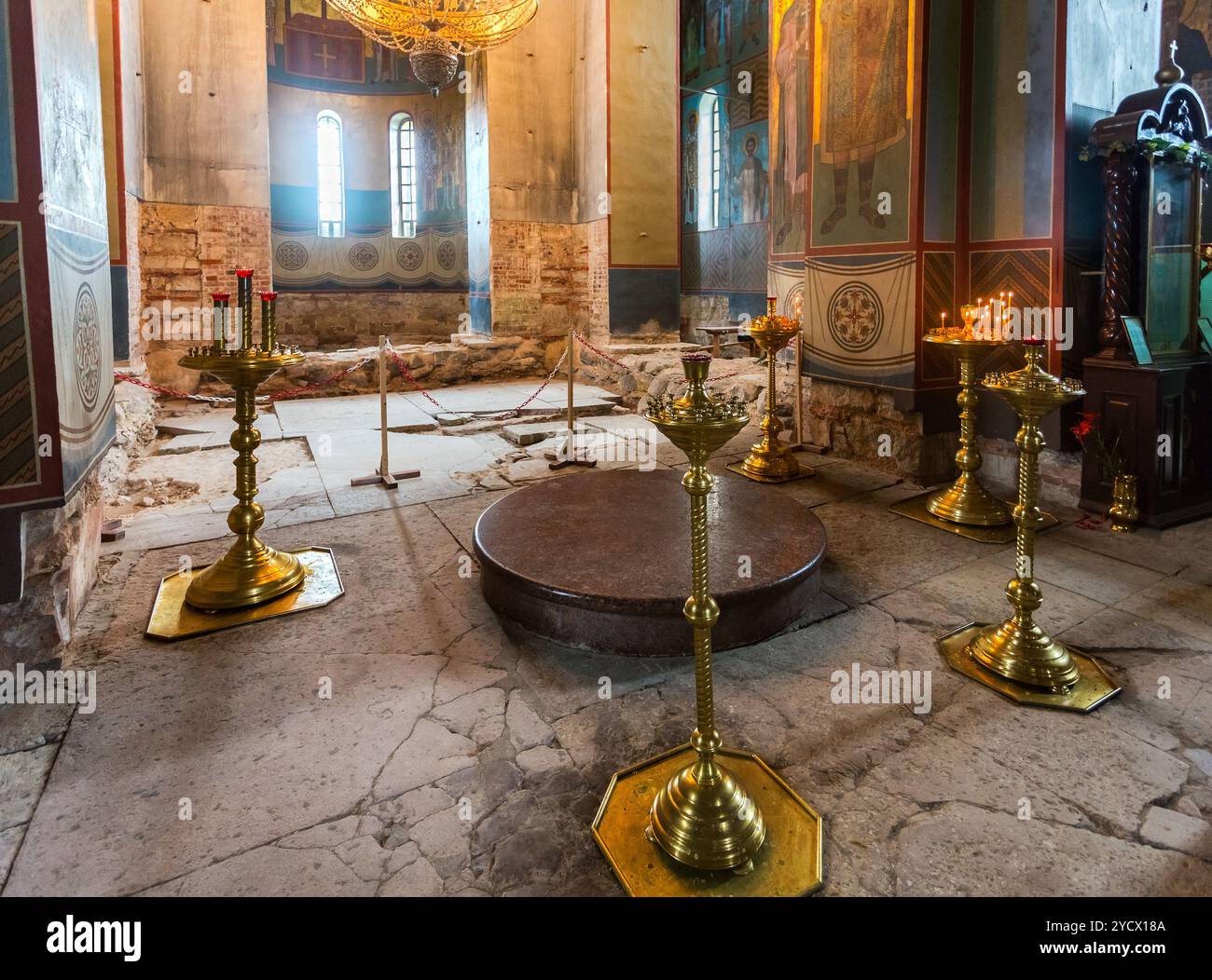 Innenraum der russisch-orthodoxen St.-Georg-Kathedrale im Juriev-Kloster in der Nachbarschaft Veliky Nowgorod, Russland, 1119 Stockfoto