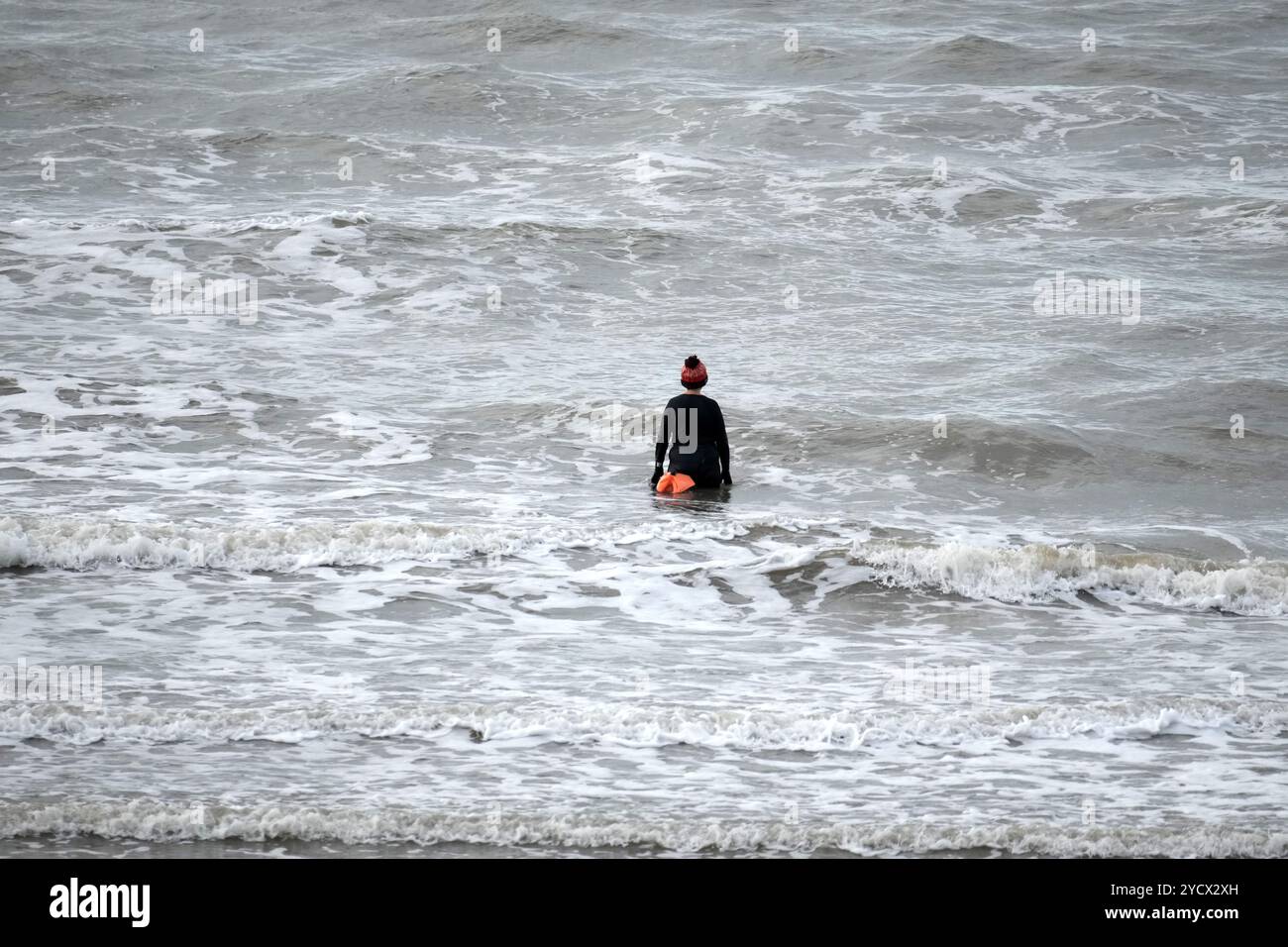Ein Schwimmer schwimmt in der Irischen See in Formby Merseyside Stockfoto