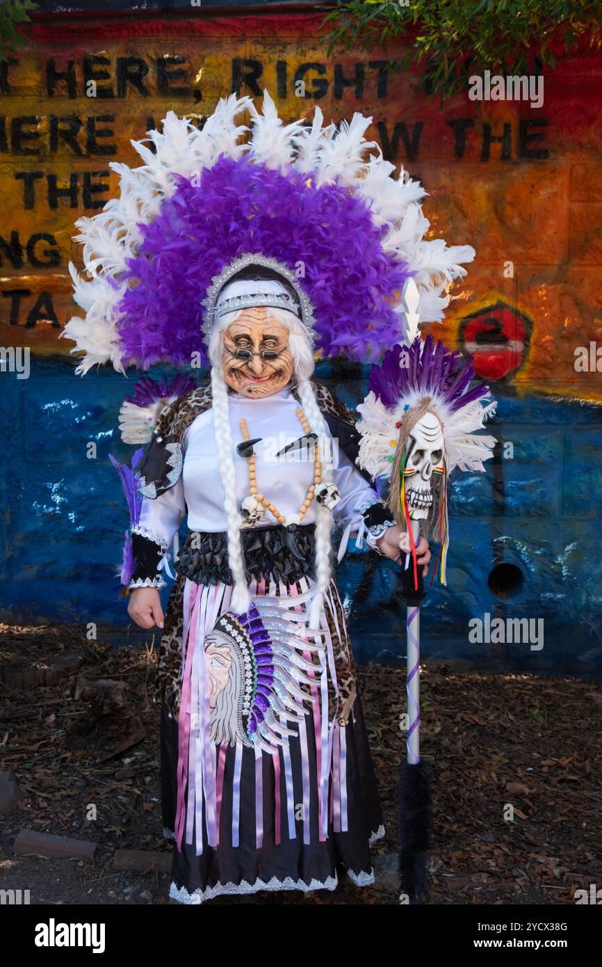 Tänzerin und Marscherin in Maske und ausgeklügeltem Kostüm der Centro Cultural Bolivien Tanzgruppe bei der Bolivian Day Parade in Jackson Heights, Queens, NYC. Stockfoto