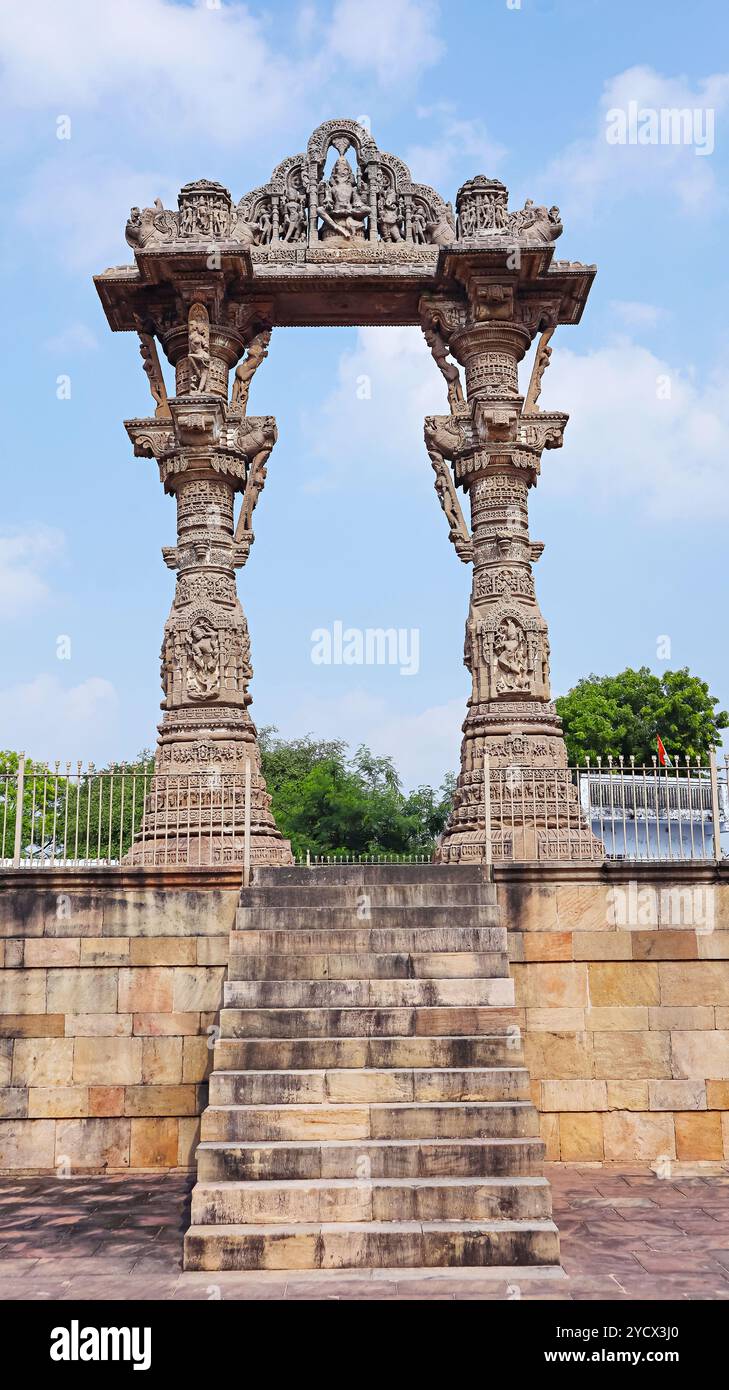 Blick auf Kirti Toran, ein Paar Säulen aus dem 12. Jahrhundert, etwa 40 Meter hoch, Vadnagar, Mehsana, Gujarat, Indien. Stockfoto