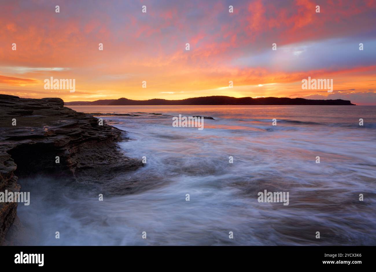 Sea Cave bei Sonnenaufgang Stockfoto