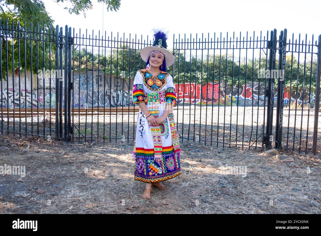 Porträt einer sehr attraktiven bolivianischen Frau aus den Incallajta Folk Dancers vor der Bolivian Day Parade in Jackson Heights, Queens, NYC. Stockfoto