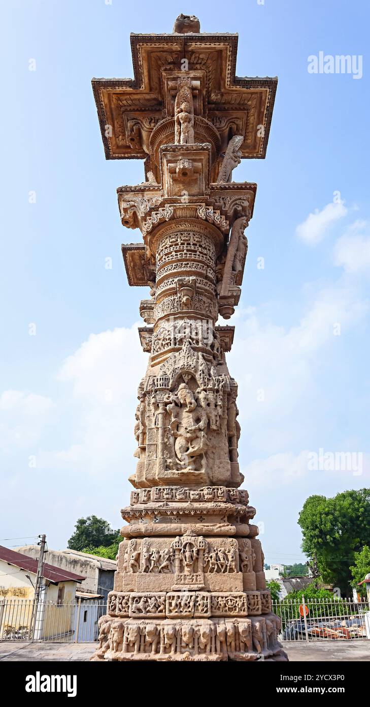 Blick auf Kirti Toran, ein Paar Säulen aus dem 12. Jahrhundert, etwa 40 Meter hoch, Vadnagar, Mehsana, Gujarat, Indien. Stockfoto