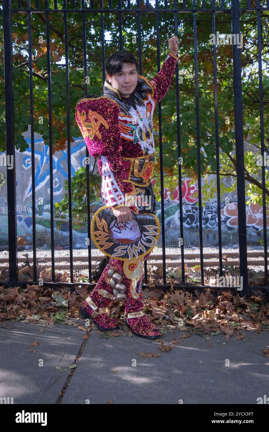 Ein posiertes Foto einer bolivianischen Tänzerin in der San Simon Gruppe vor der Bolivian Day Parade in Jackson Heights, Queens, New York. Stockfoto