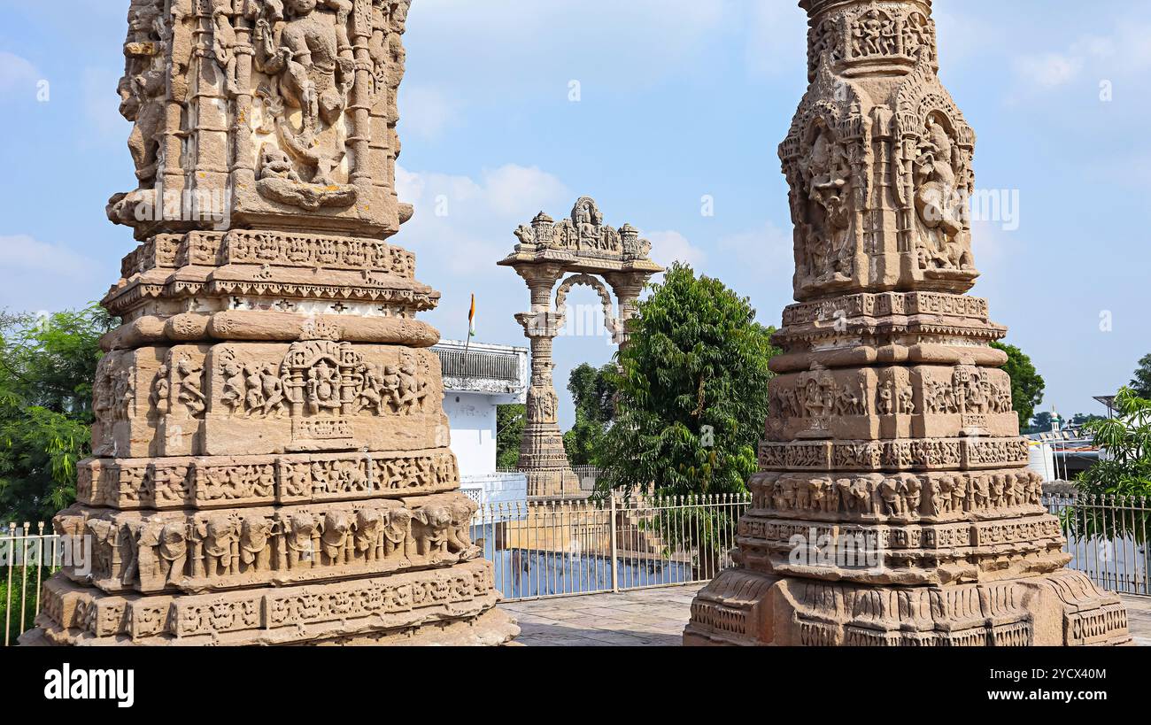 Blick auf Kirti Toran, ein Paar Säulen aus dem 12. Jahrhundert, etwa 40 Meter hoch, Vadnagar, Mehsana, Gujarat, Indien. Stockfoto
