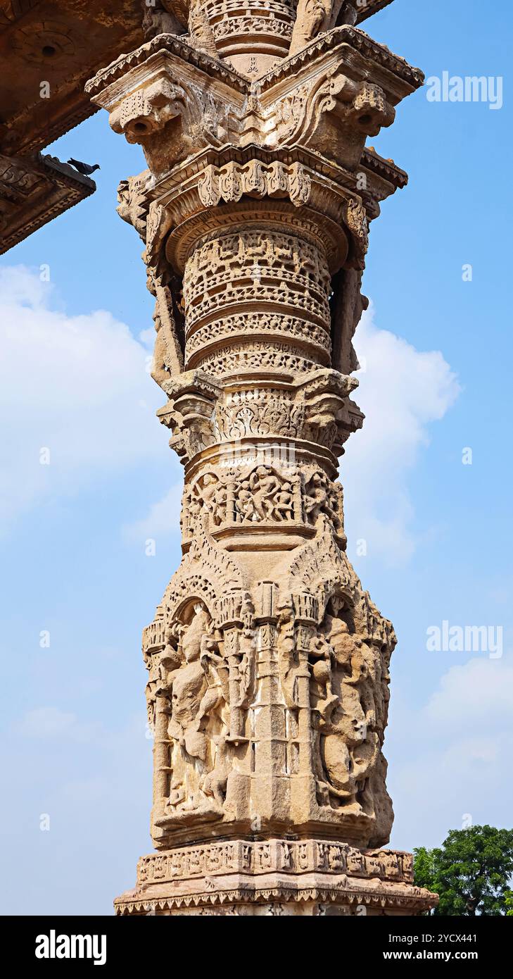 Blick auf Kirti Toran, ein Paar Säulen aus dem 12. Jahrhundert, etwa 40 Meter hoch, Vadnagar, Mehsana, Gujarat, Indien. Stockfoto