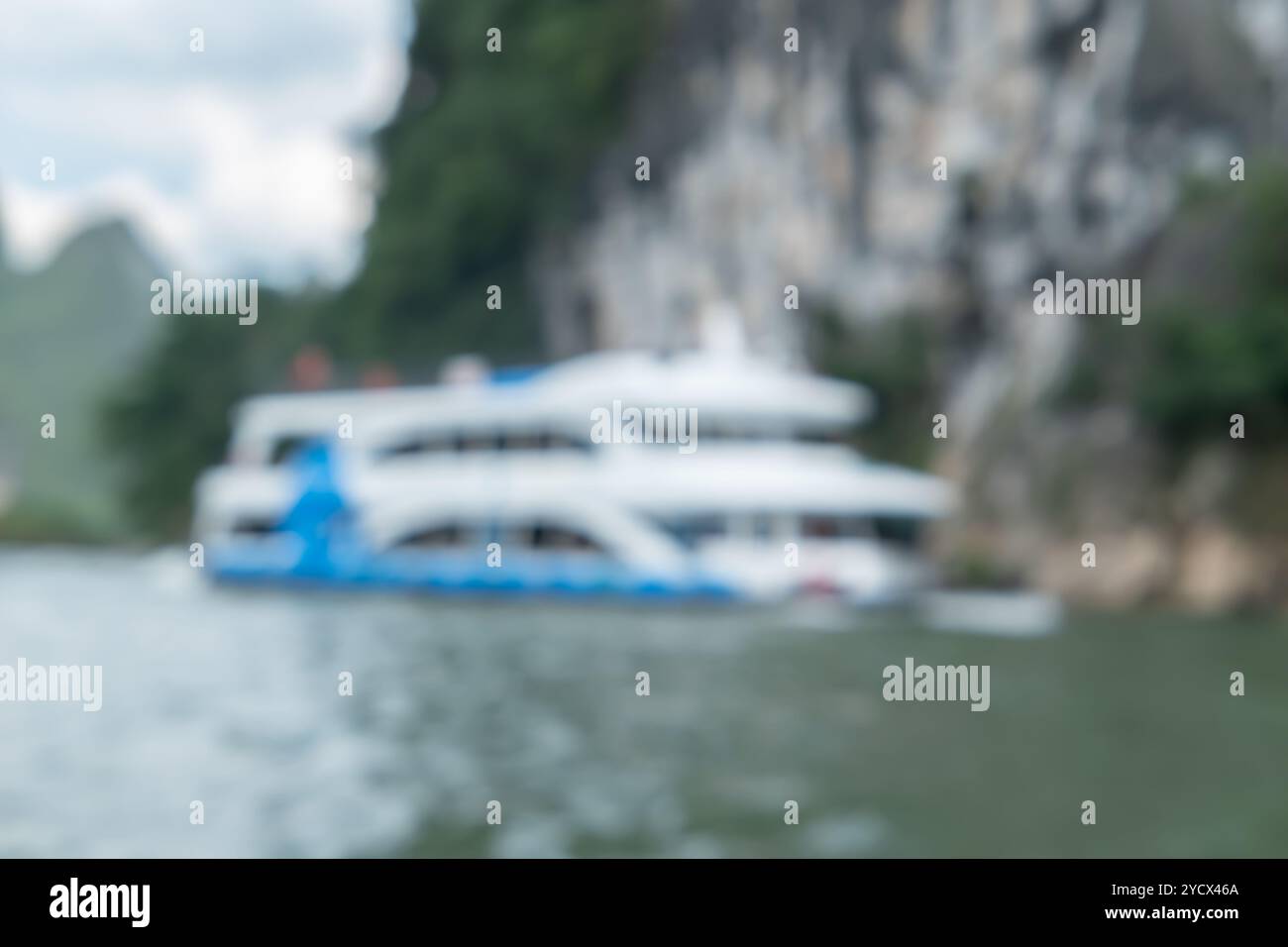 Aus dem Blickwinkel des Vergnügungsbootes auf dem Fluss bei horizontaler Komposition als Hintergrund Stockfoto