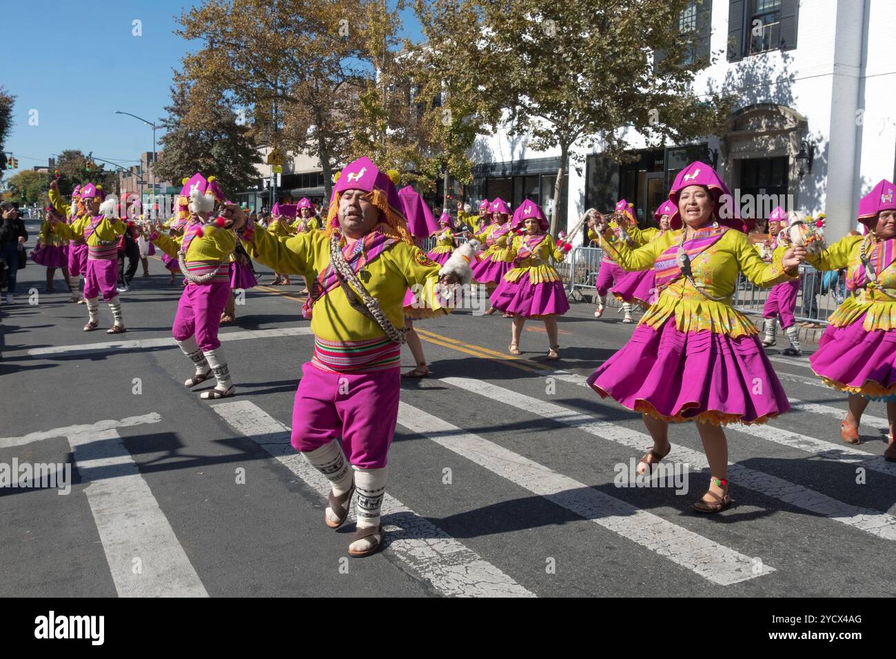 Männer und Frauen der FSCB bolivianischen Folk-Tanzgruppe treten bei der Bolivia Day Parade in Jackson Heights, Queens, New York City auf. Stockfoto