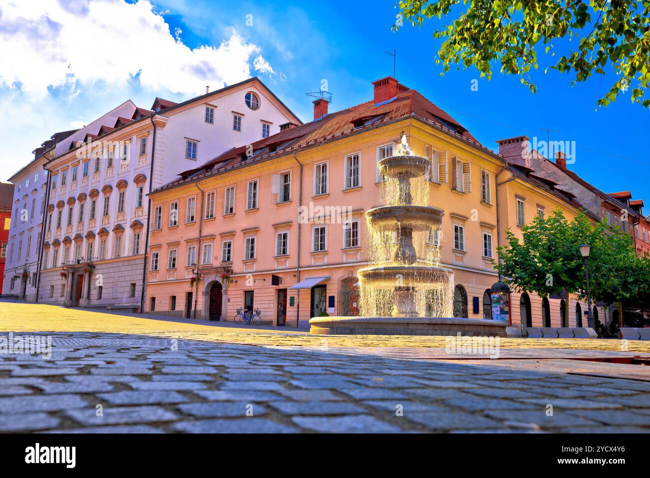 Stadt Ljubljana Brunnen auf Sonnenstrahlen und Straße Architektur anzeigen Stockfoto