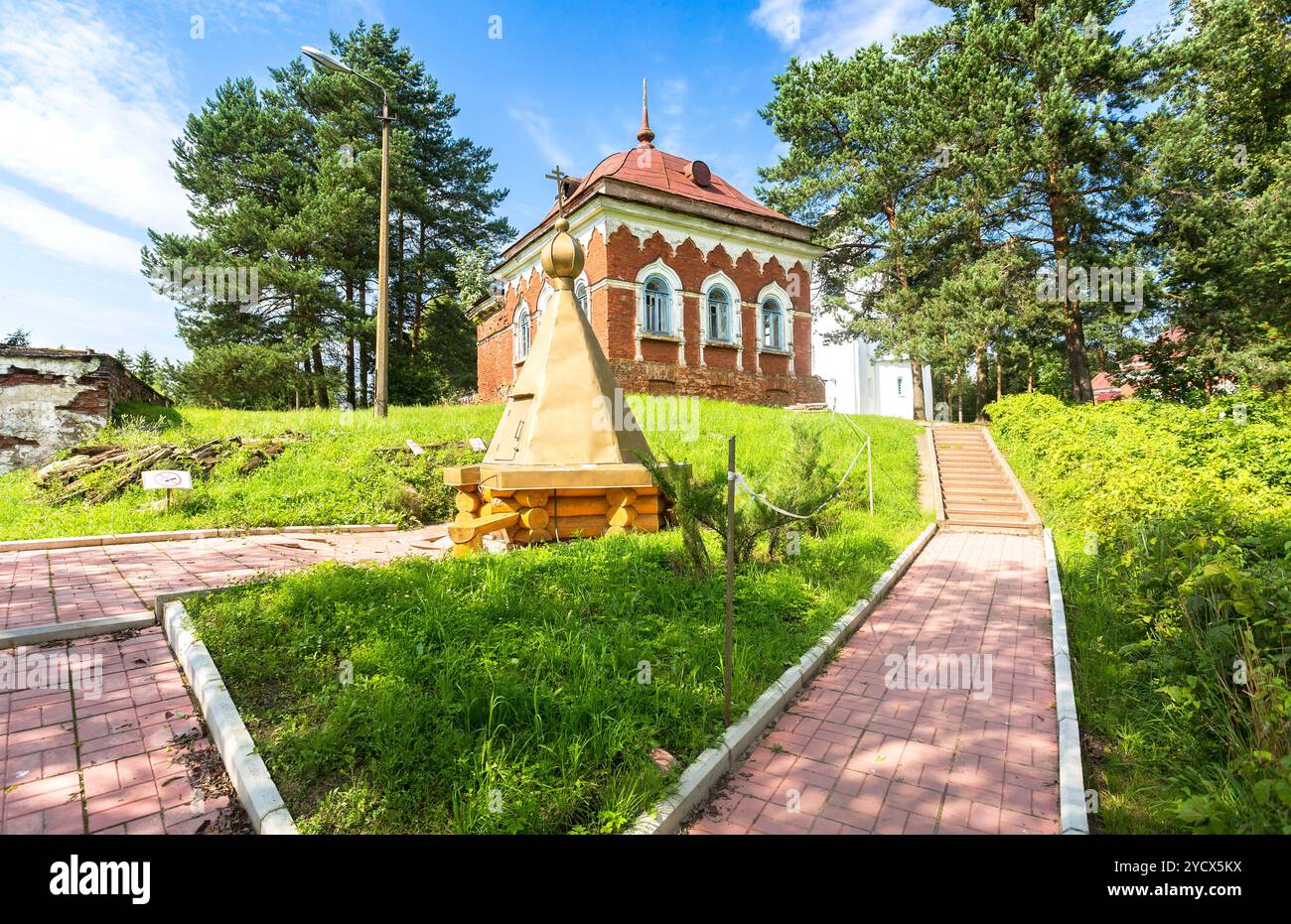 Holzbrunnen mit orthodoxem Kreuz auf dem Territorium von Peryn Skete in Veliky Nowgorod, Russland Stockfoto