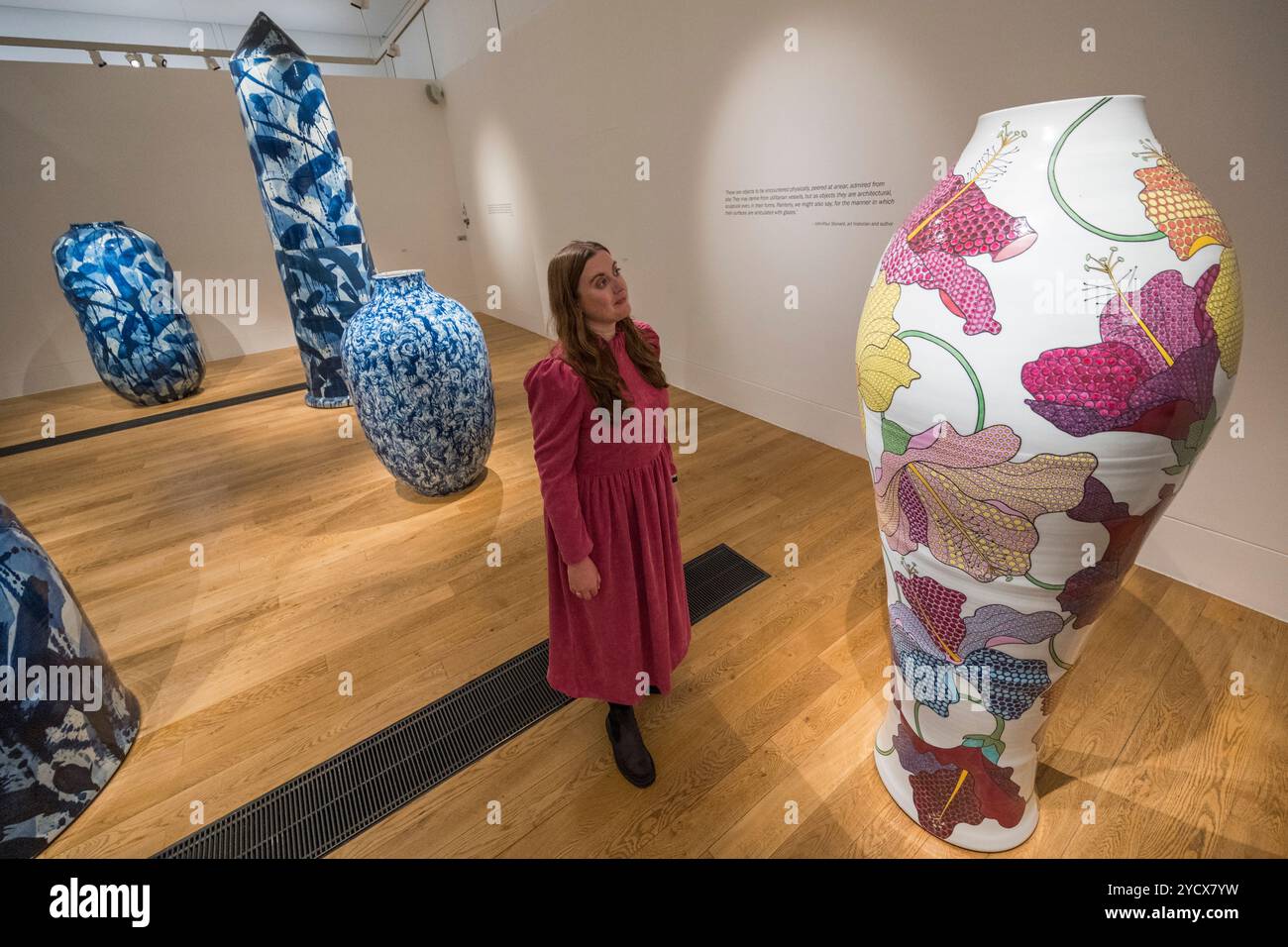 London, Großbritannien. 24. Oktober 2024. Vorschau auf „Expressions in Blue: Monumental Porcelain“, eine Einzelausstellung der Keramikkünstlerin Felicity Aylieff in Kew Gardens, die für ihre Zusammenarbeit mit Porzellanwerkstätten in Jingdezhen, China, der „Porzellanhauptstadt“ der Welt, bekannt ist. Töpferwerke, darunter 5 Meter hohe Vasen, die alle handgeworfen und mit Kobaltoxiden bemalt wurden, in einer modernen Interpretation des qīng-huā-Stils, sind vom 26. Oktober 2024 bis 23. März 2025 zu sehen. Ebenfalls zu sehen sind neue Fencai-Werke, inspiriert von botanischen Illustrationen aus Kews Archiv. Quelle: Stephen Chung / Alamy Live News Stockfoto