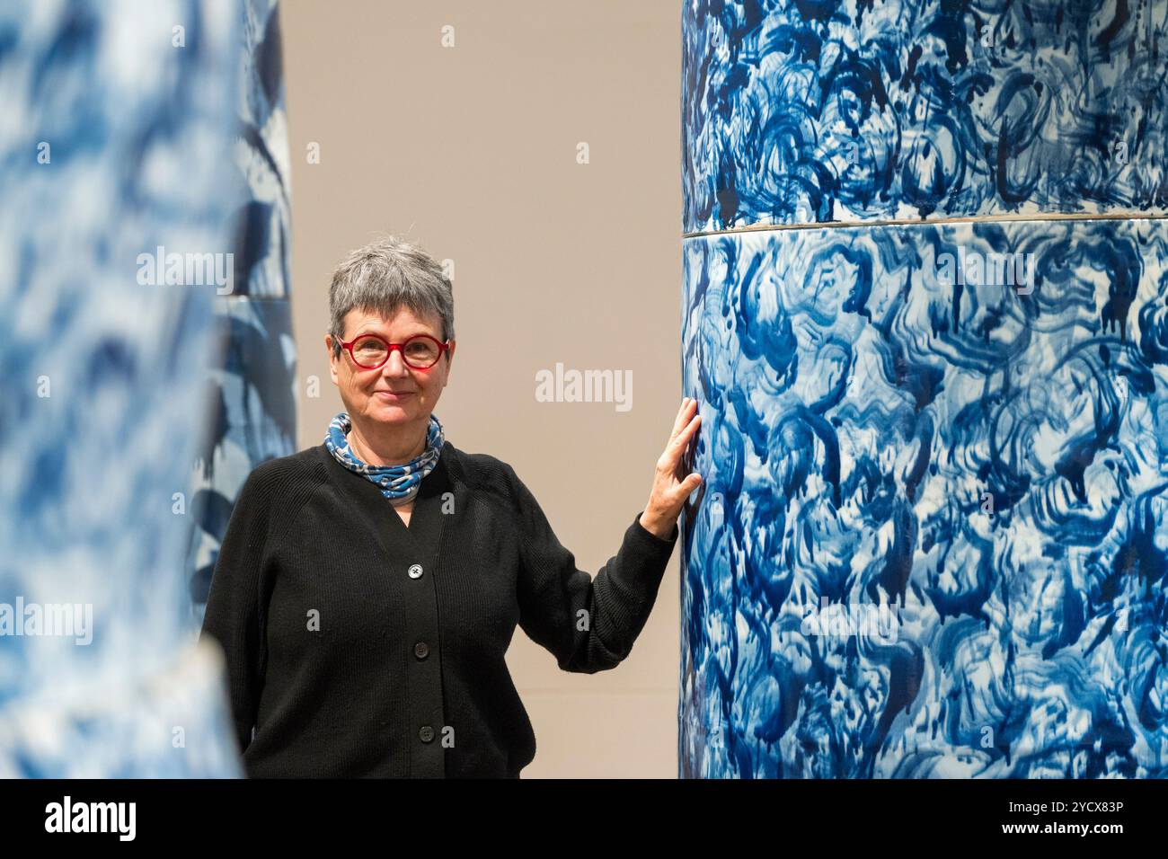 London, Großbritannien. 24. Oktober 2024. Expressions in Blue: Monumental Porcelain', eine Einzelausstellung der Keramikkünstlerin Felicity Aylieff in Kew Gardens (im Bild), die für ihre Zusammenarbeit mit Porzellanwerkstätten in Jingdezhen, China, der „Porzellanhauptstadt“ der Welt, bekannt ist. Töpferwerke, darunter 5 Meter hohe Vasen, die alle handgeworfen und mit Kobaltoxiden bemalt wurden, in einer modernen Interpretation des qīng-huā-Stils, sind vom 26. Oktober 2024 bis 23. März 2025 zu sehen. Ebenfalls zu sehen sind neue Fencai-Werke, inspiriert von botanischen Illustrationen aus Kews Archiv. Quelle: Stephen Chung / Alamy Live News Stockfoto