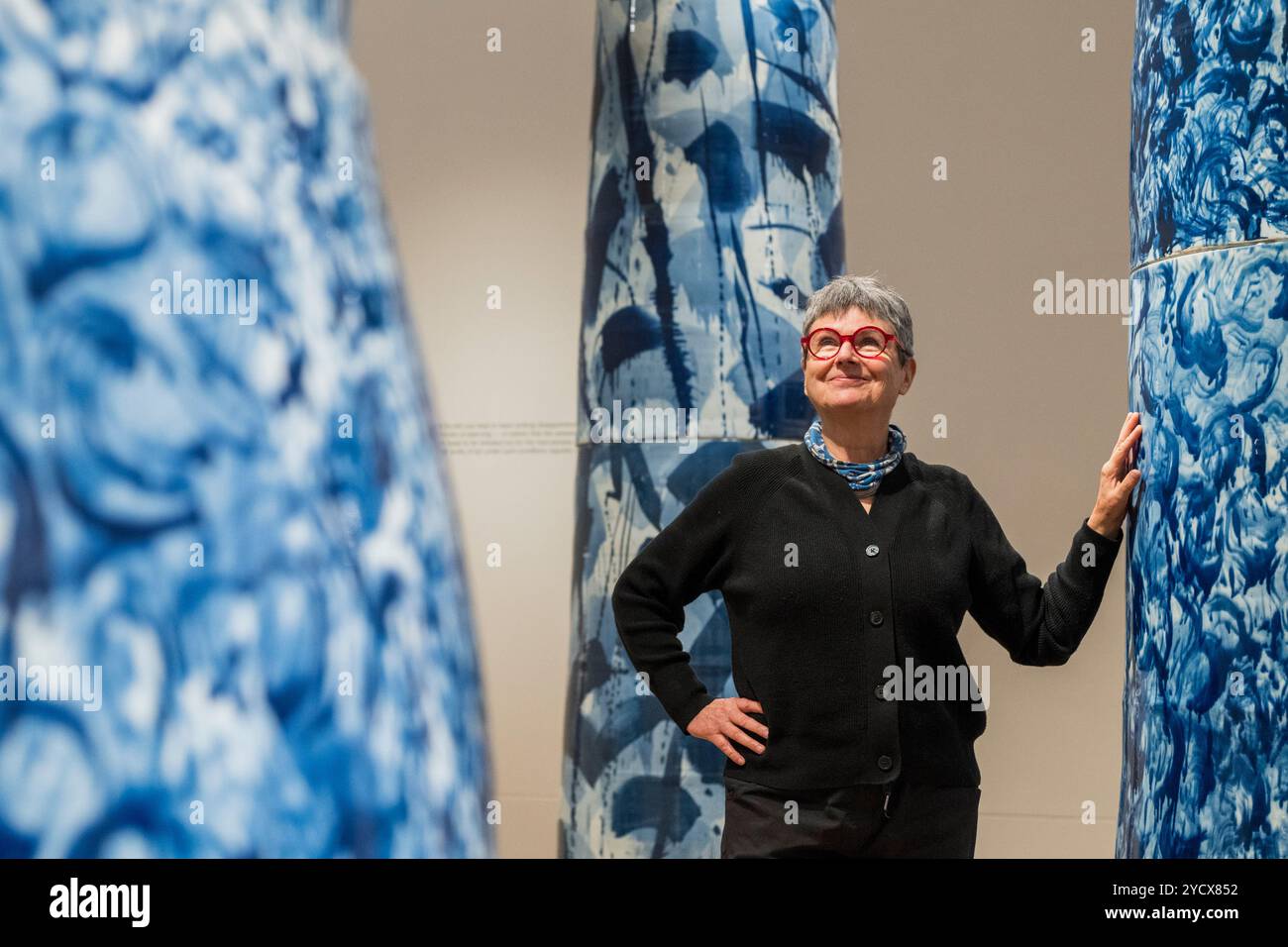 London, Großbritannien. 24. Oktober 2024. Expressions in Blue: Monumental Porcelain', eine Einzelausstellung der Keramikkünstlerin Felicity Aylieff in Kew Gardens (im Bild), die für ihre Zusammenarbeit mit Porzellanwerkstätten in Jingdezhen, China, der „Porzellanhauptstadt“ der Welt, bekannt ist. Töpferwerke, darunter 5 Meter hohe Vasen, die alle handgeworfen und mit Kobaltoxiden bemalt wurden, in einer modernen Interpretation des qīng-huā-Stils, sind vom 26. Oktober 2024 bis 23. März 2025 zu sehen. Ebenfalls zu sehen sind neue Fencai-Werke, inspiriert von botanischen Illustrationen aus Kews Archiv. Quelle: Stephen Chung / Alamy Live News Stockfoto