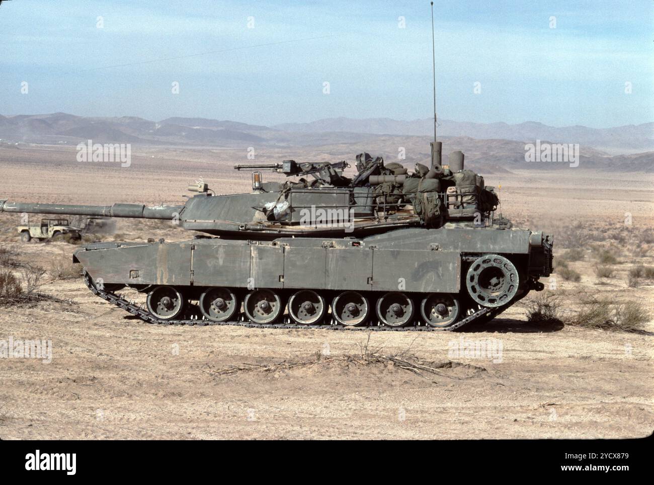 Fort Irwin, CA. USA. Mai 1991. Das Fort Irwin National Training Center (Fort Irwin NTC) ist ein wichtiges Trainingsgebiet für das US-Militär in der Mojave-Wüste im Norden des San Bernardino County, Kalifornien. Fort Irwin liegt auf einer durchschnittlichen Höhe von 2.454 ft (748 m) und liegt 37 mi (60 km) nordöstlich von Barstow in den Calico Mountains. Das National Training Center ist Teil des US Army Forces Command (FORSCOM). Die gegnerische Streitmacht im National Training Center ist das 11. Gepanzerte Kavallerie-Regiment, die Blackhorse Cavalry, die auf der Basis stationiert sind, um eine gegnerische Streitmacht zu bilden Stockfoto