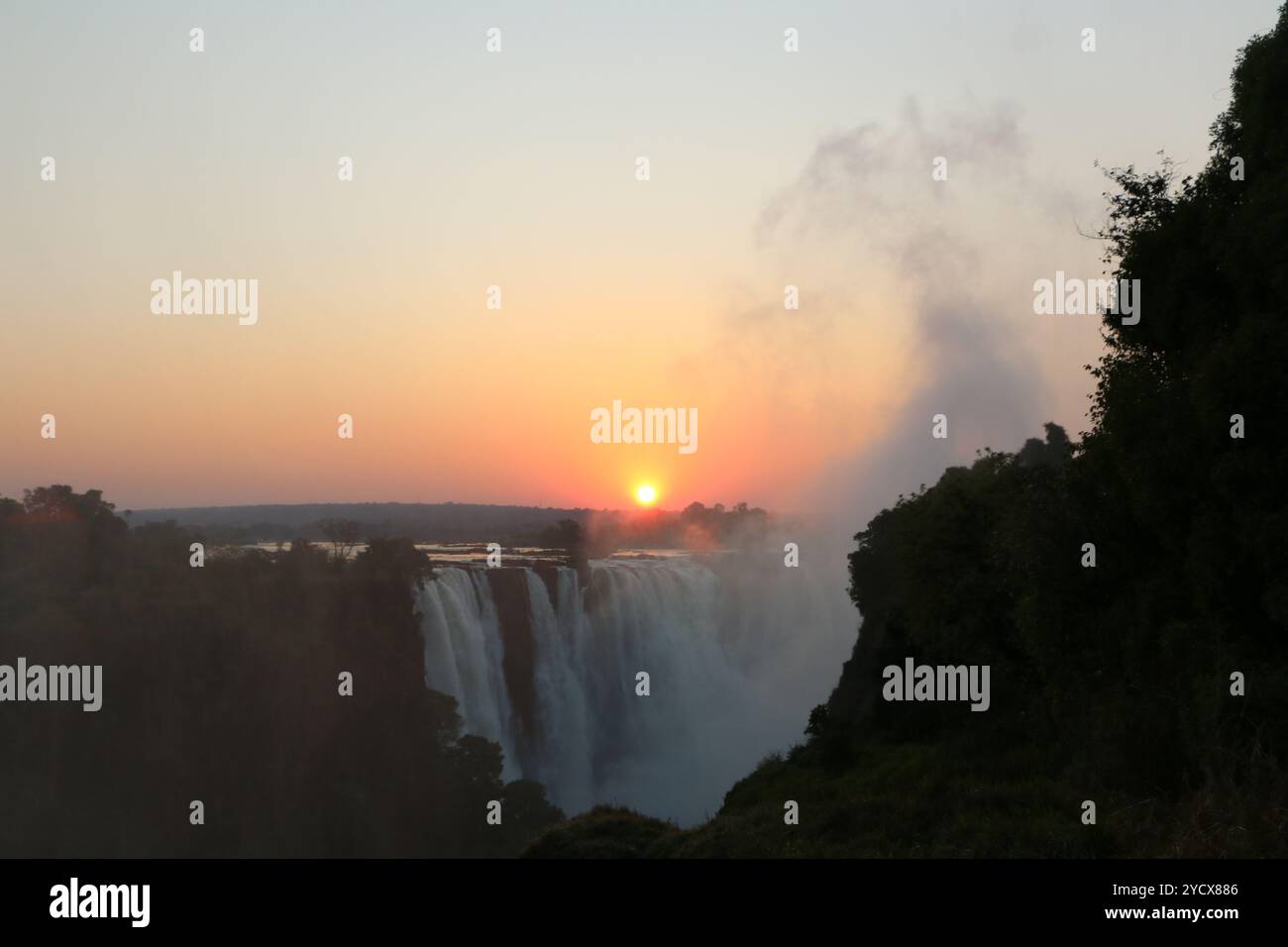 Sonnenaufgang über den Victoria Falls, Simbabwe Stockfoto